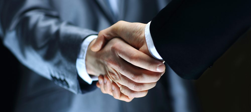 Two men shake hands to conclude a successful deal completed using linkedin marketing in Ontario
